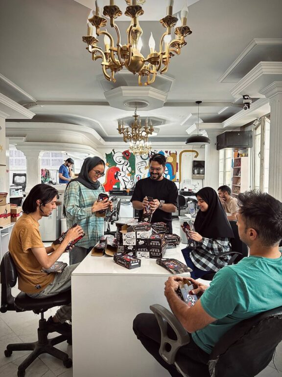 تیم بزرگ قاب موبایل